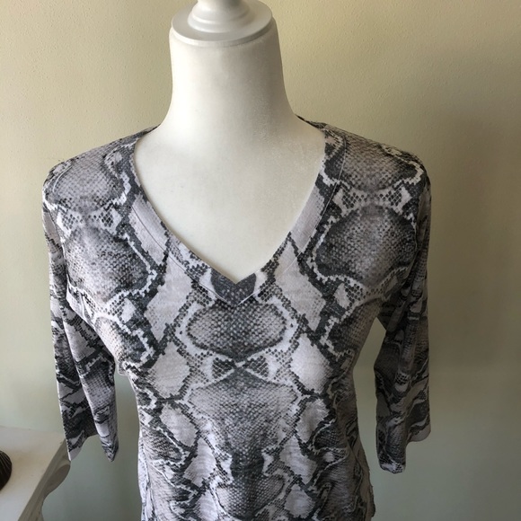 Before + Again 3/4 sleeve V-Neck Tee size Medium - Picture 4 of 10